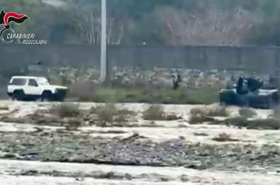 Auto si ribalta in un torrente nel Reggino, tratte in salvo due persone