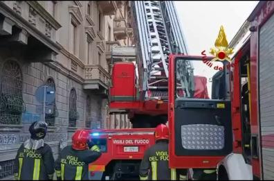 Incendio in una palazzina a Milano, evacuati i condomini: le immagini