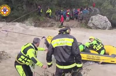 Maltempo, tratti in salvo 32 turisti rimasti isolati nel Messinese: le immagini