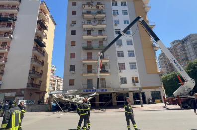 Cadono da una gru, morti due operai a Palermo