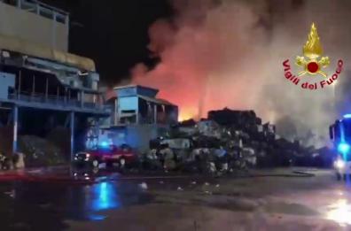 Incendio in azienda di demolizione auto a Bollate, nessuna persona coinvolta