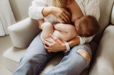 Tumori, studi Ieo: allattare al seno dopo malattia è sicuro per bebè e mamma