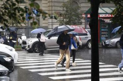 Puglia nel mirino del maltempo: allerta gialla per 24 ore tra pioggia e mareggiate
