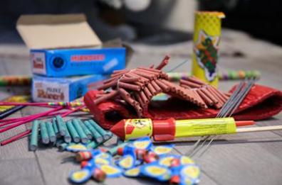 Napoli, perde tre dita per un petardo e quando esce dall'ospedale ne esplode un altro: ferito all'occhio