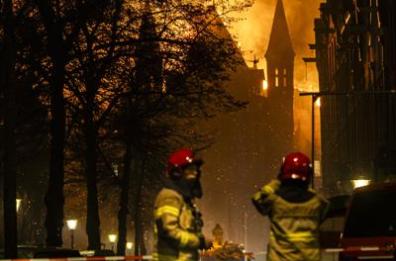 Brucia chiesa in centro ad Amsterdam, crolla il campanile