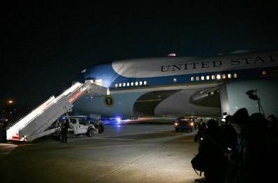 Guasto all&rsquo;Air Force One in volo verso Davos, Trump cambia aereo e riparte