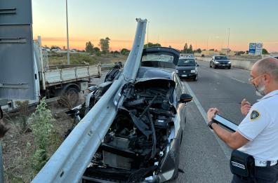 Lecce, auto infilzata dal guardrail della tangenziale: due feriti