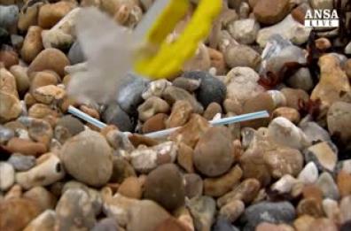 Inquinamento plastica, stop stoviglie monouso: offensiva Ue