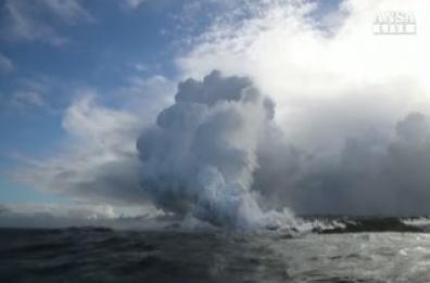 Hawaii, la nube tossica del vulcano vista dal mare