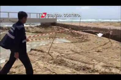 Salve, saccheggiata una spiaggia pubblica per portare sabbia a un lido privato