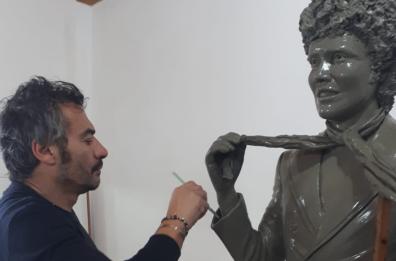Una statua fa rivivere il mito di Lucio Battisti a Torre Squillace