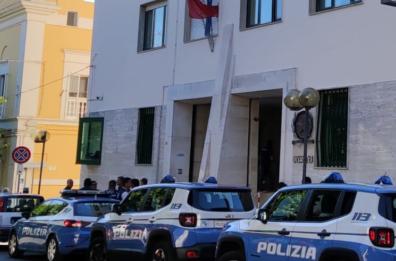 Matera, ubriachi, molestano la barista: due arresti e una denuncia