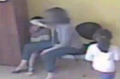  Genitori picchiano maestra 
arrestata per maltrattamenti