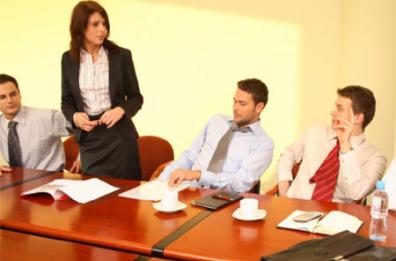 Chiama la collega «milf» e viene licenziato