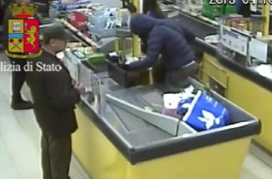 Assalto in supermercato a Brindisi, rapinatori sparano in aria