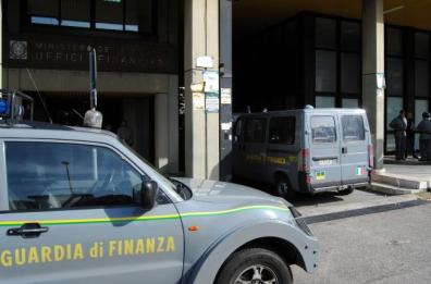 Smantellato a Bari gruppo di giudici, avvocati e commercialisti che frodavano la giustizia tributaria