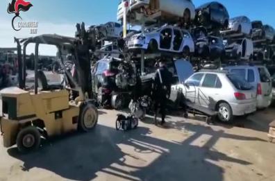 Binetto, in un'autodemolizione motori cannibalizzati e rifiuti, anche pericolosi: nei guai il titolare