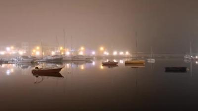 Bari, la nebbia rende magica l'atmosfera natalizia