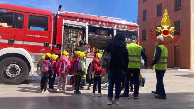 Matera, i piccoli della scuola materna in visita al comando dei Vigili del Fuoco: pompieri per un giorno