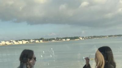 Manuel Agnelli a Porto Cesareo: il cantautore tra mare, crudo e un compleanno speciale FOTO