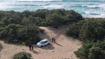 Porto Cesareo, giovane pescatore parcheggia sulla duna in area protetta: denunciato