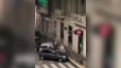 Bari, sesso al freddo e al gelo della sera sul cofano di un'auto in sosta: video virale sui social VIDEO 