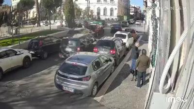 Rubano una Mercedes di lusso in pieno giorno a San Severo: proprietario rincorre i ladri urlando &laquo;Fermateli&raquo; VIDEO