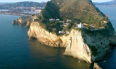 Capo Miseno, la roccia che dialoga con il vento