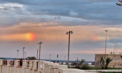 Polignano, due soli multicolore nel cielo: si fondono tra le nuvole