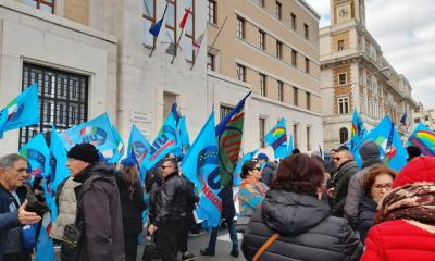 Uil, un migliaio di persone in protesta a Bari contro la manovra. Emiliano: &laquo;Politiche governo su Sud non all'altezza&raquo;