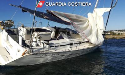 Barca incagliata vicino costa Torre Pali: usata per sbarco migranti in Calabria