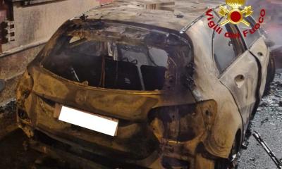 Aradeo, una Mercedes completamente distrutta dalle fiamme: si indaga