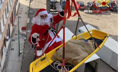 Lecce, un Babbo Natale speciale si cala dal tetto per portare doni ai bimbi del Fazzi