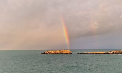 Polignano: anche l'arcobaleno non resiste e si tuffa in mare