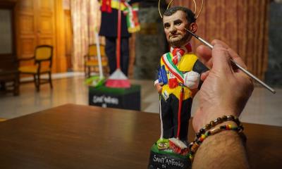 Decaro diventa un fischietto: la foto di &laquo;Sant'Antonio da Bari&raquo; diventa virale