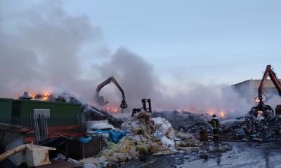 Prosegue il rogo nella discarica di rifiuti urbani a Modugno: nessun rischio per salute