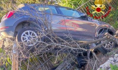 Tricase, perde il controllo e finisce con l'auto su un albero