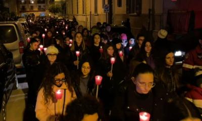 Omicidio-suicidio a Trani: la fiaccolata silenziosa per Teresa
