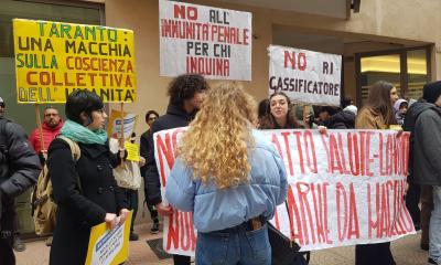 Taranto, sit-in sotto Prefettura contro decreto salva-Ilva