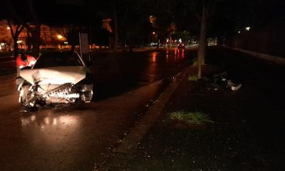 Foggia, auto fuoristrada in viale Primo Maggio: veicolo distrutto e autista illeso