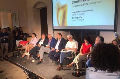 «Sotto lo stesso cielo», da Melpignano la Taranta unisce tutti i popoli