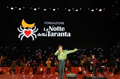 La pizzica della pace fa ballare Melpignano: il racconto della Notte della Taranta 2025