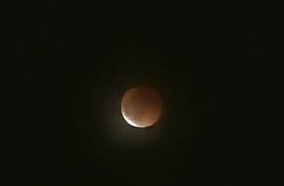 Eclissi di luna, il cielo tinto di rosso incanta la Puglia e conquista i social: pioggia di scatti