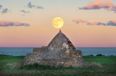 La Luna del Castoro incanta la Puglia: gli scatti mozzafiato da Castel del Monte a Polignano