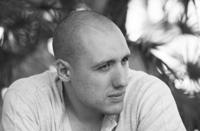 «Succede in una notte». Il debutto al lungometraggio di Emiliano Canova tra attivismo e mondo social