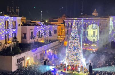 Ecco l'accensione dell’albero in piazza Ferrarese: luci e colori a Bari VIDEO
