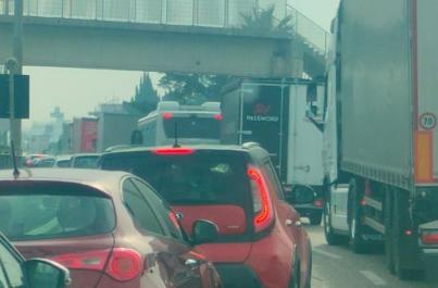 Bari, caos in tangenziale per i lavori: ancora dieci giorni di code per i pendolari VIDEO