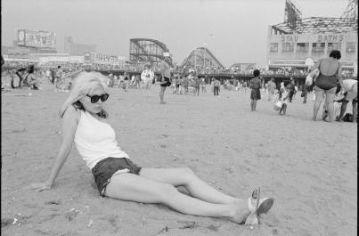 Al Medimex 2026 Taranto celebra i 50 anni del punk: le foto dei Ramones di Roberta Bayley e il projection mapping sulla facciata del Castello