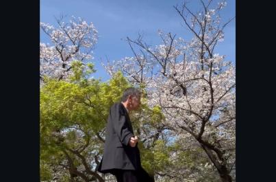 Il &laquo;salaryman ballerino&raquo; giapponese conquista anche la Puglia: Tohru virale su Instagram con Kid Yugi