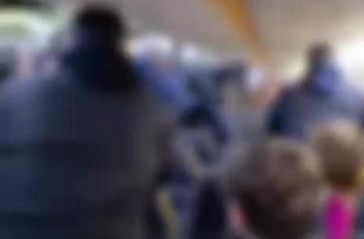 Tensione tra tifosi e calciatori del Bari sul volo Bari-Pisa: volano spinte e calci